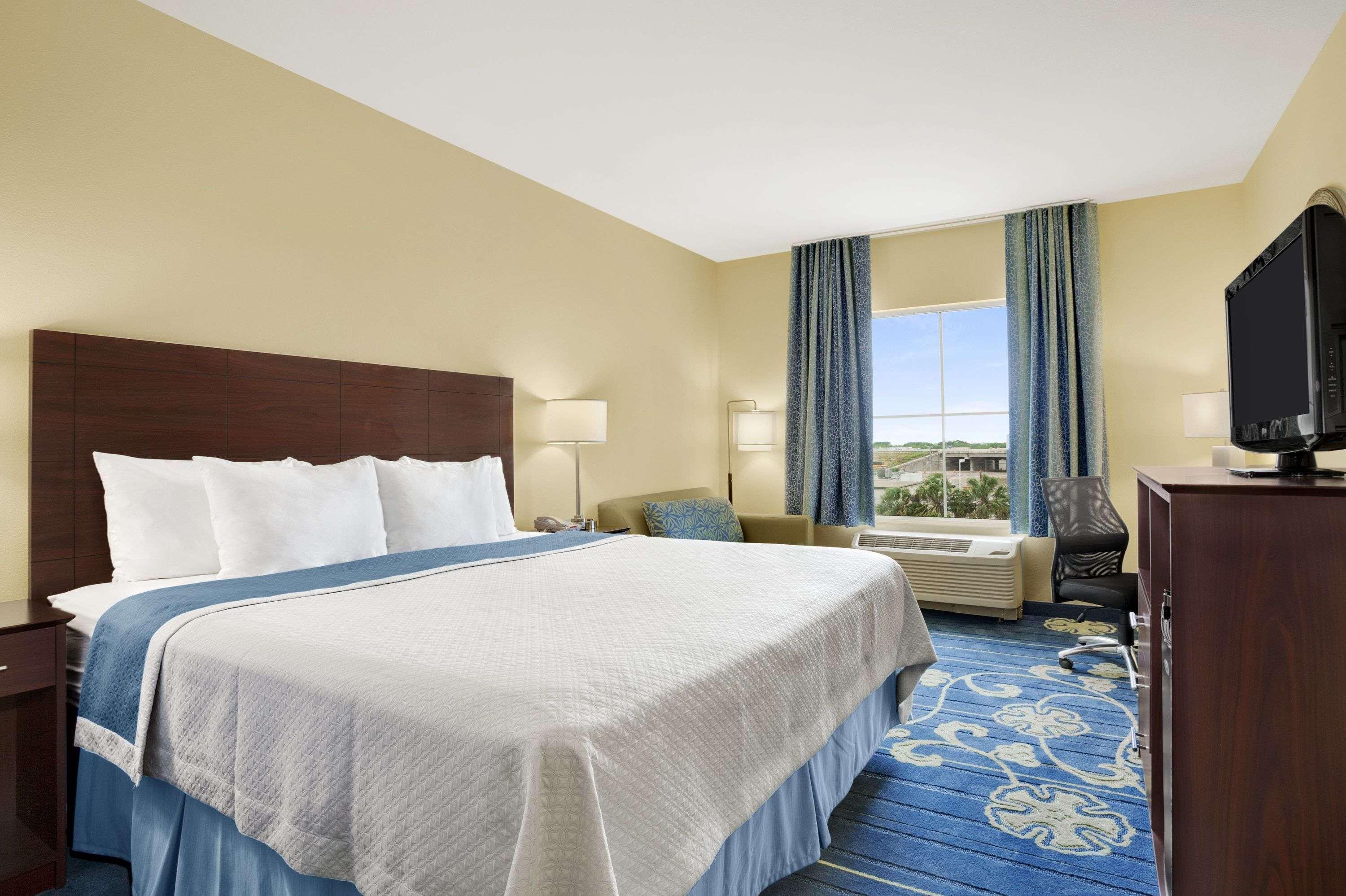 Spark By Hilton Victoria Виктория Экстерьер фото